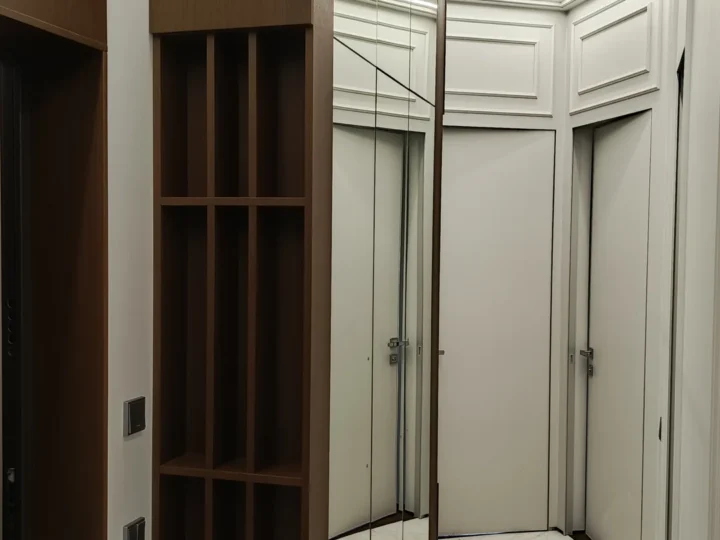 Комплексный заказ в ЖК «Династия». Шкаф-купе с зеркалом в коридоре.